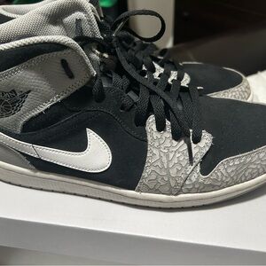 Air jordan 1’s Gray and black 10.5